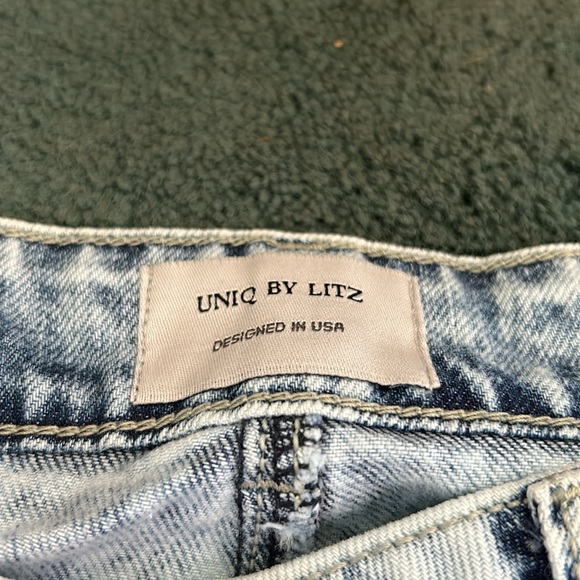 NWT, Women’s bleach washed distressed wide leg jeans. Uniq by Litz, size 5/27. - Picture 6 of 7